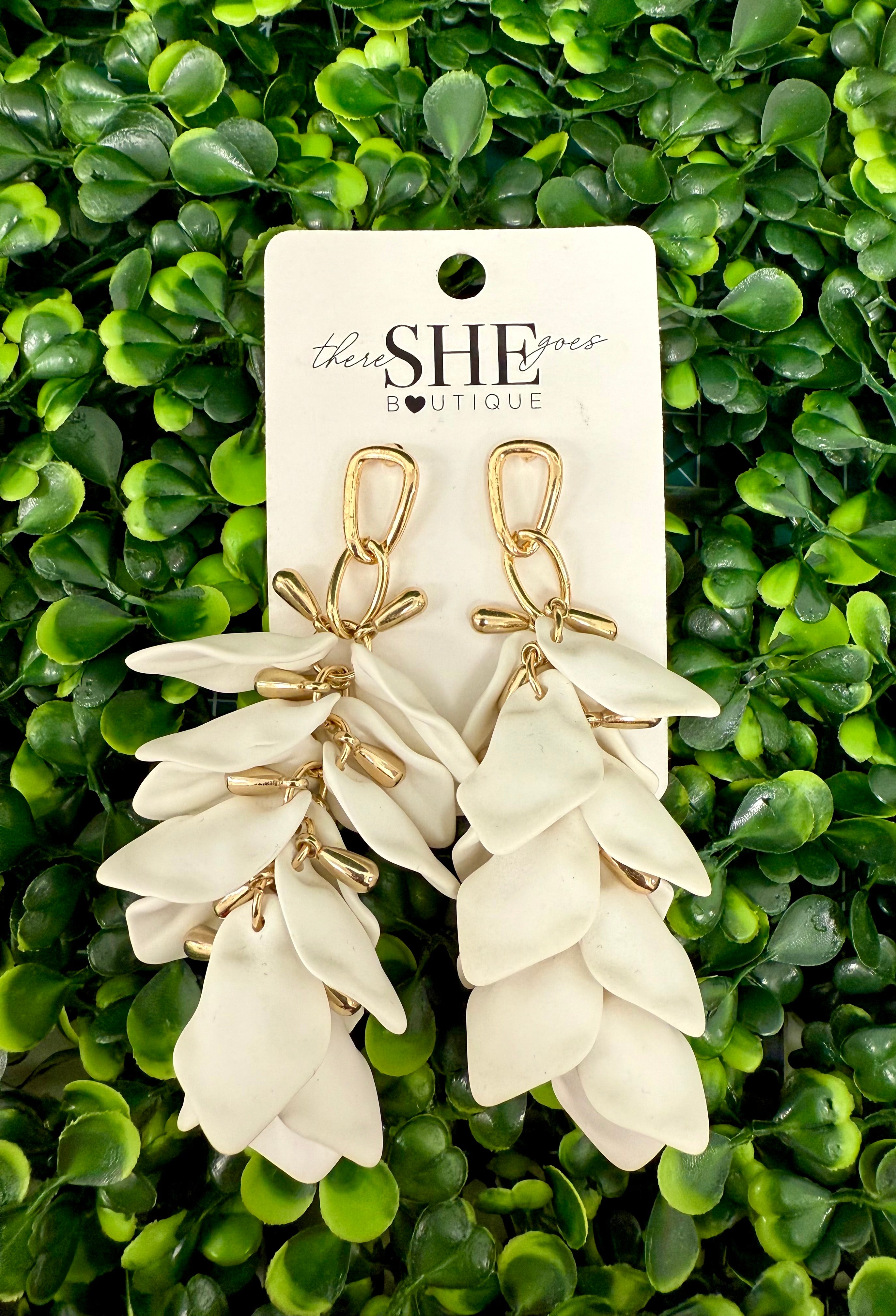 Petal Fringe Dangle Earring (wht)
