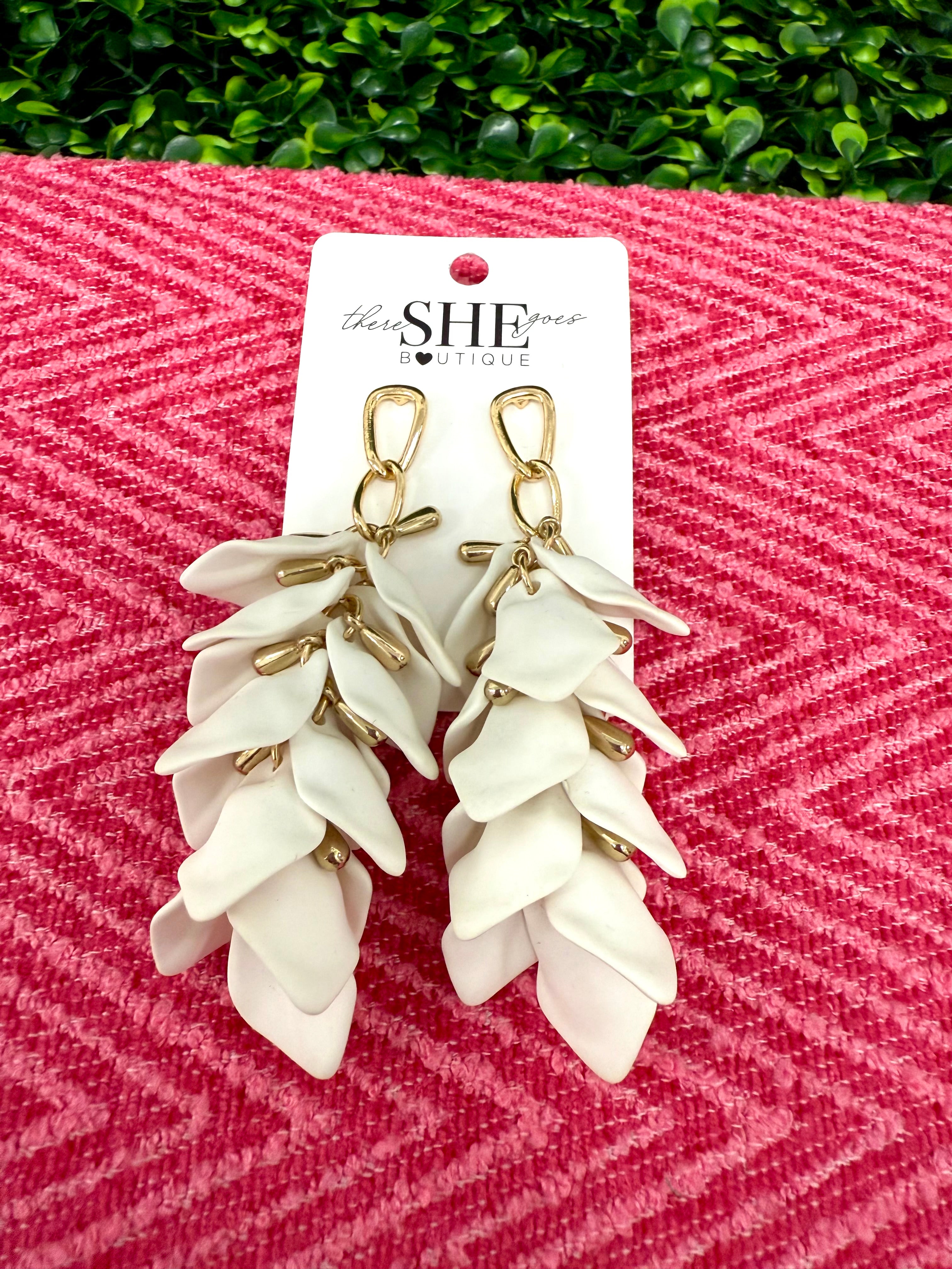 Petal Fringe Dangle Earring (wht)