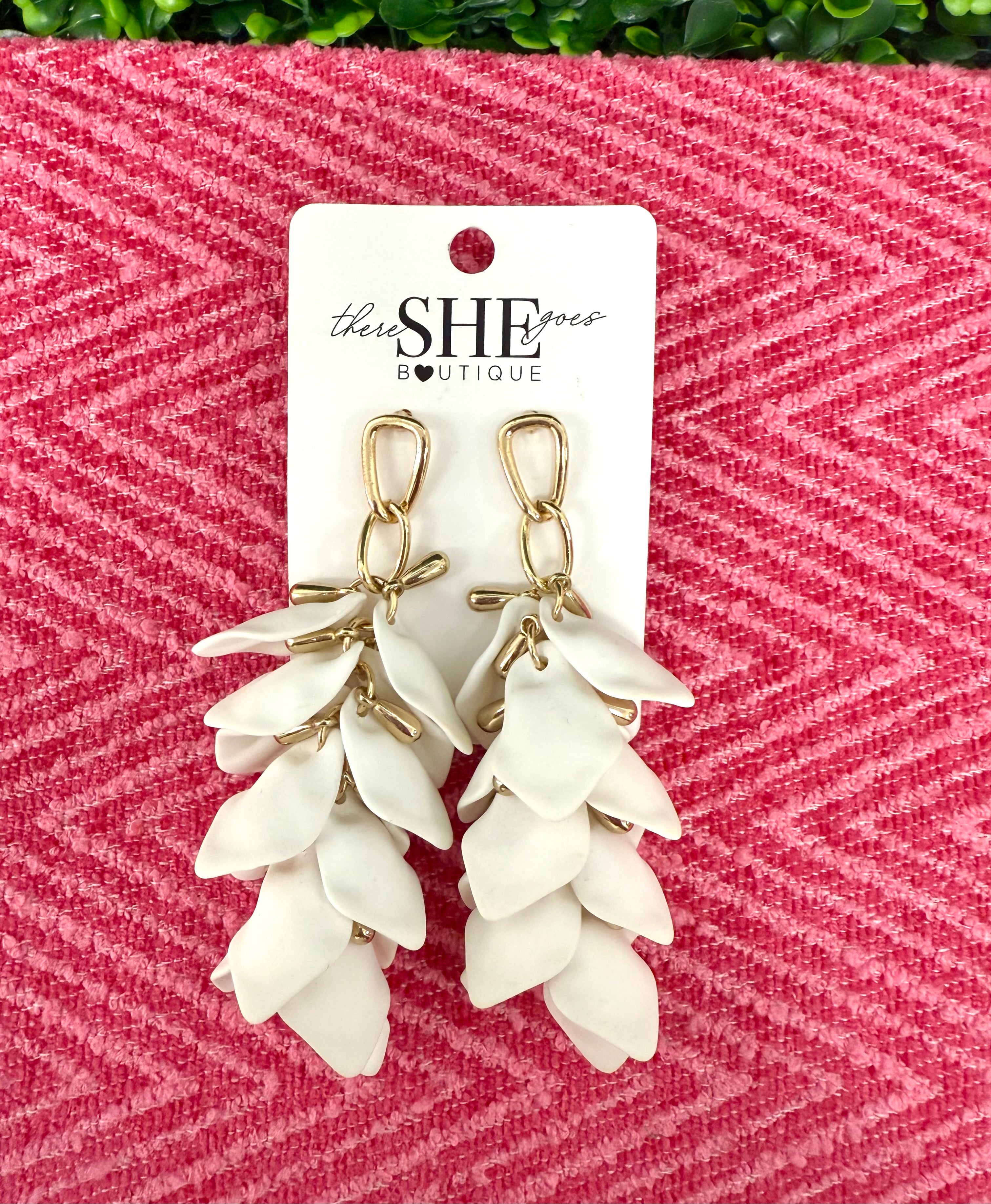 Petal Fringe Dangle Earring (wht)