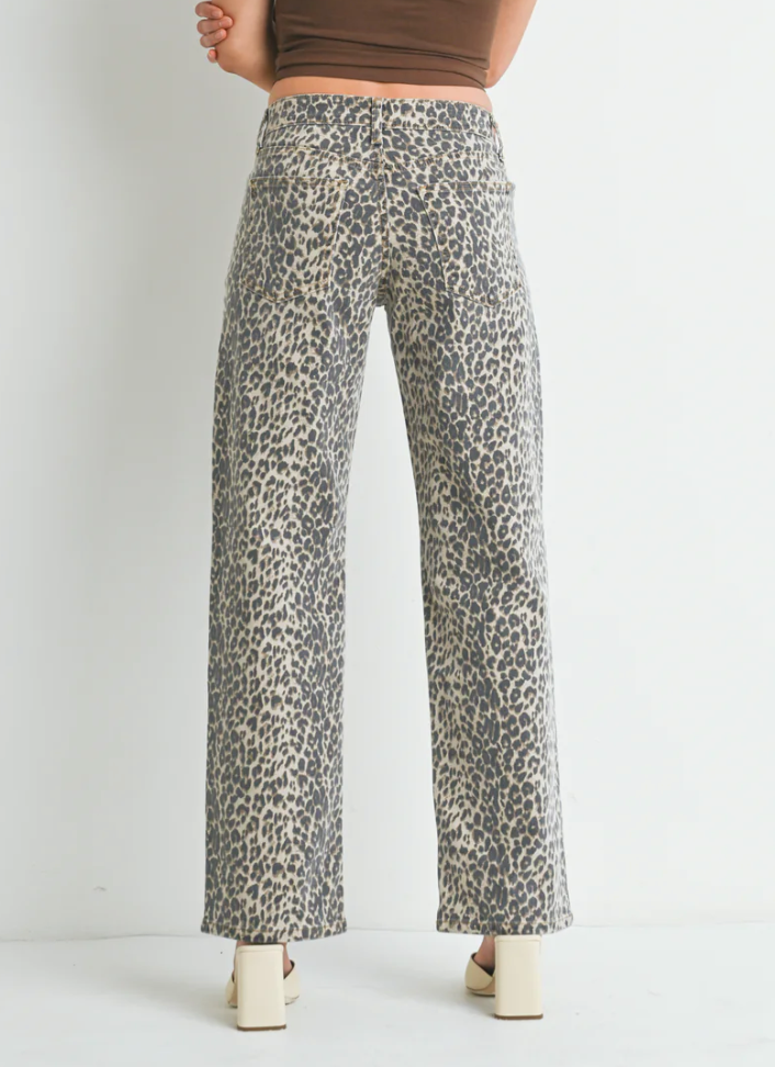 Relaxed Straight (leopard)